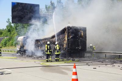 Lkw brennt auf der A8 bei Aichelberg vollstaendig aus - A8 gesperrt